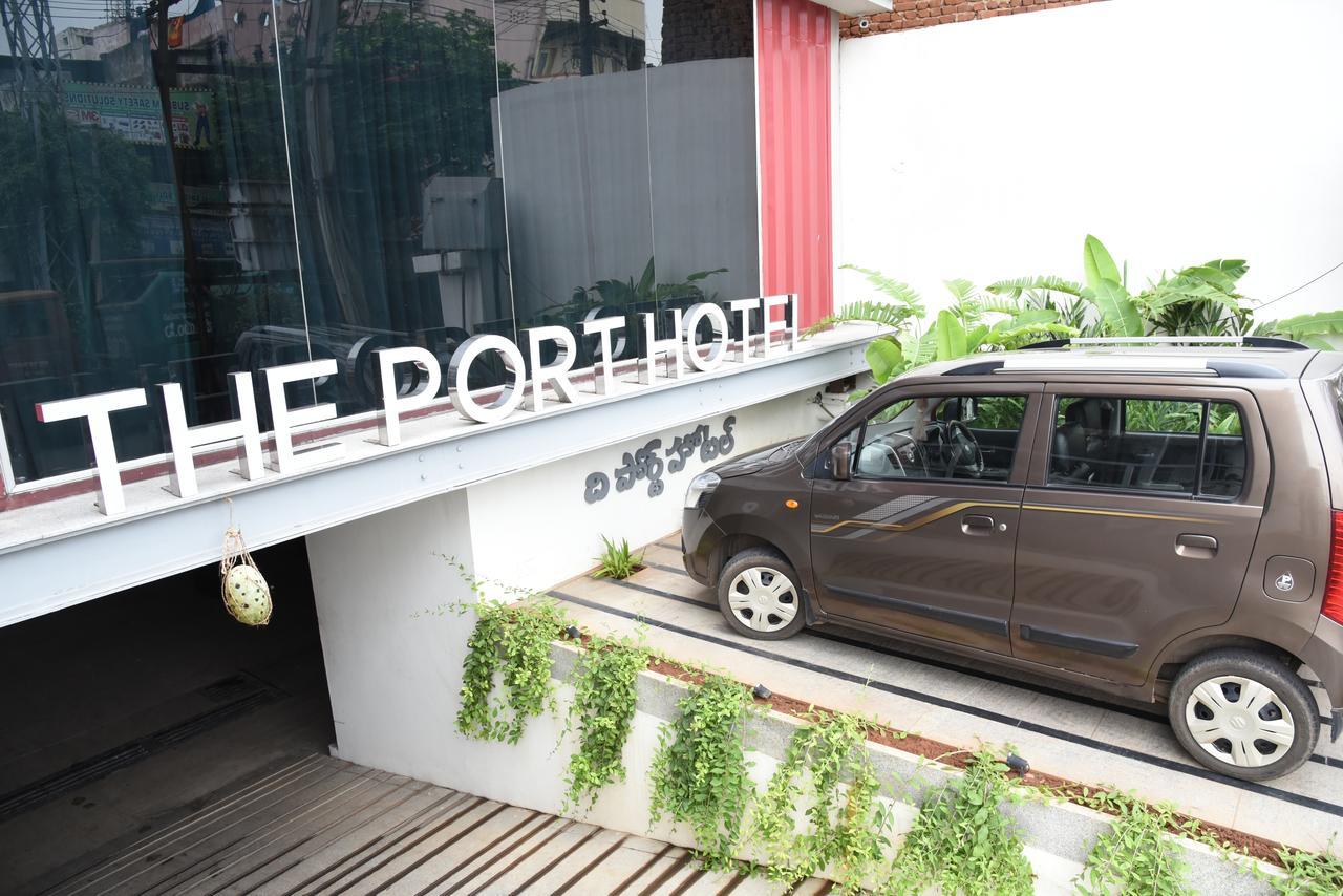 The Port Hotel 비사카파트남 외부 사진
